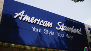 Bảng hiệu MICA được sử dụng rất tinh tế, kết hợp với chữ nổi MICA, đèn LED âm