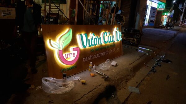 Bảng hiệu gỗ chữ nổi mica đèn led
