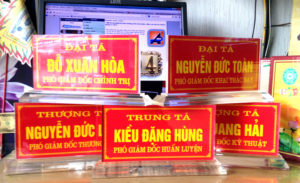 Nhận làm biển chức danh mica để bàn giá rẻ tại tphcm