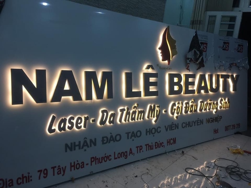 Bảng hiệu alu chất lượng cao, độ bền và độ chống thấm nước tốt, là lựa chọn hoàn hảo cho việc quảng cáo ngoài trời.