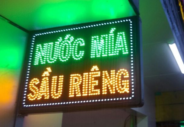 Bảng hiệu LED vẫy tạo ra ánh sáng sắc nét và rực rỡ, tạo điểm nhấn ấn tượng cho cửa hàng, quán café, nhà hàng, và nhiều nơi khác.