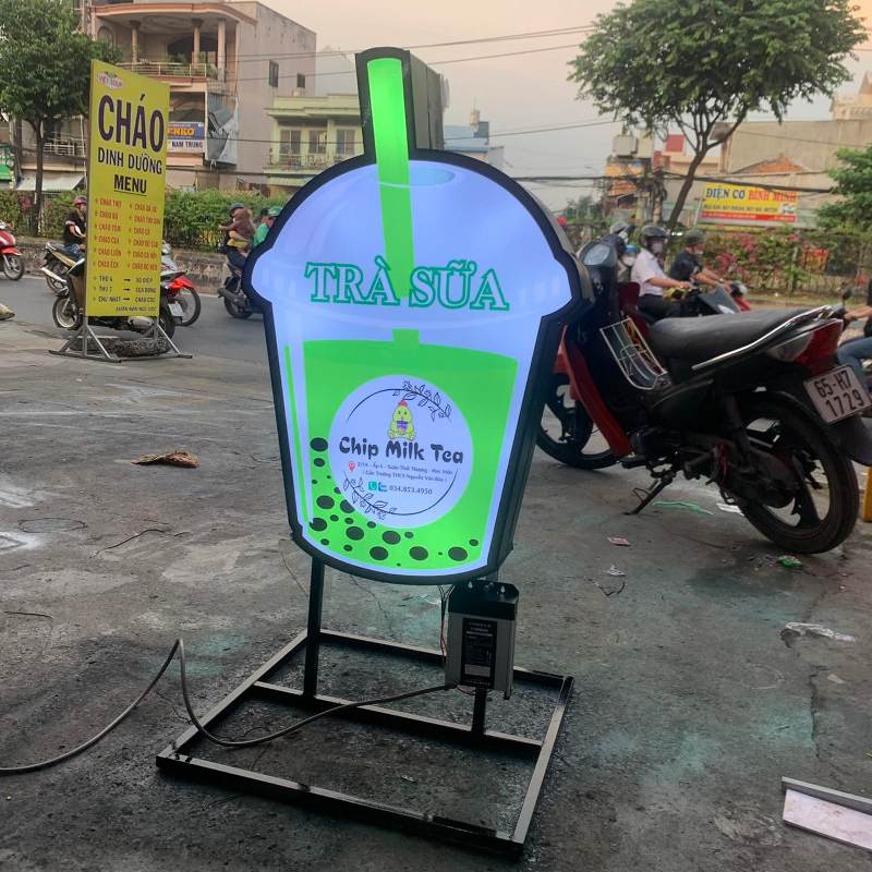 Bảng hiệu trà sữa có đèn là lựa chọn phổ biến của các quán trà sữa vào buổi tối.