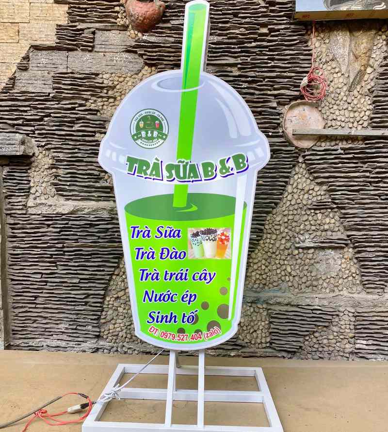 Bảng hiệu trà sữa đứng là một phần không thể thiếu trong thiết kế quán trà sữa.