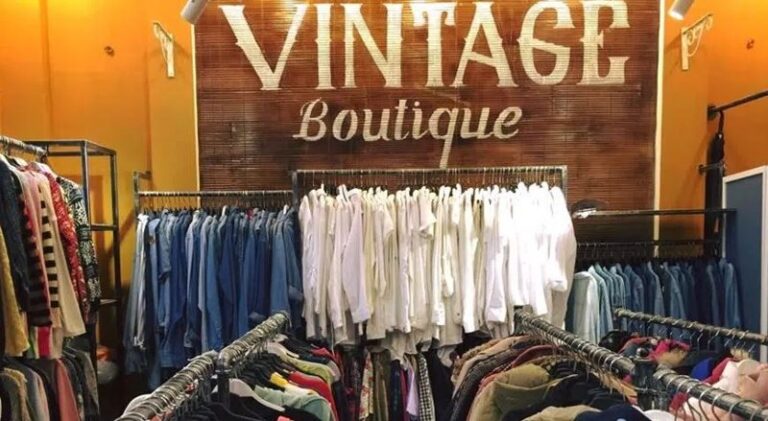 Biển quảng cáo shop quần áo với thiết kế sáng tạo và độc đáo sẽ tạo nên một điểm nhấn đặc biệt và thu hút khách hàng.