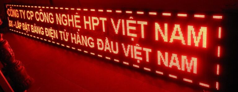 Sự kết hợp giữa bảng LED ma trận và hiệu ứng ánh sáng độc đáo tạo nên một không gian trưng bày ấn tượng và thu hút sự chú ý của khách hàng.