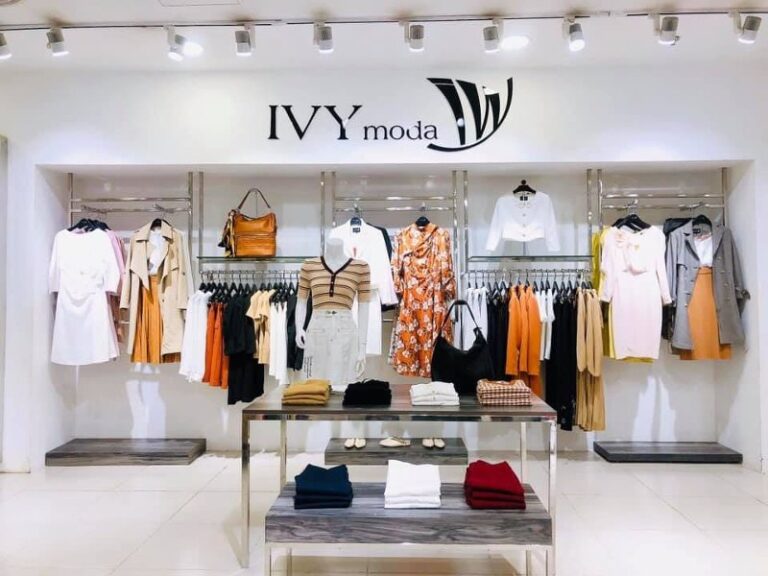 Biển quảng cáo shop quần áo được thiết kế đẹp mắt và chuyên nghiệp sẽ góp phần tạo nên thương hiệu mạnh mẽ cho cửa hàng.