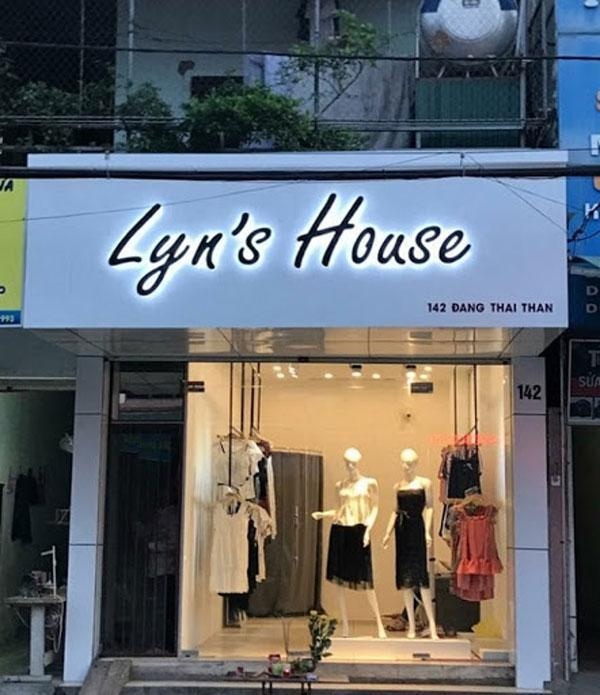 Biển quảng cáo shop quần áo là một công cụ quan trọng để tạo nên sự tương tác và thu hút khách hàng tiềm năng đến khám phá cửa hàng của bạn.