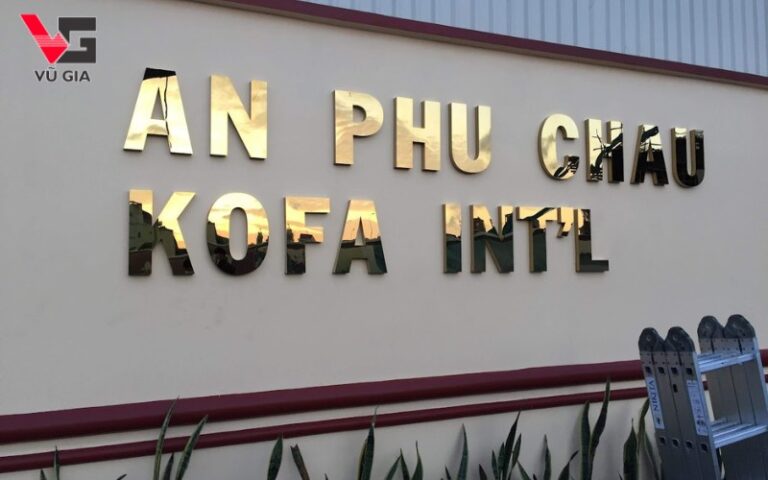 Bảng hiệu inox chữ nổi giúp tên doanh nghiệp sáng bóng nổi bật giữa không gian