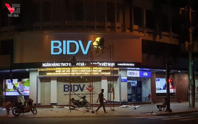 Cần xem xét các chữ nổi cắt có đều, sắc sảo và tinh vi hay không