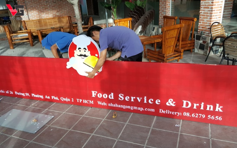 Thi công lắp đặt bảng hiệu chữ nổi tại công trình thực tế