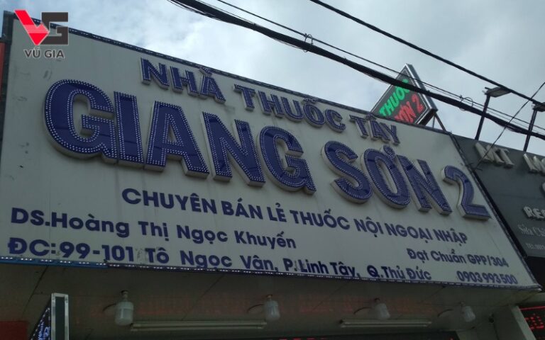 Bảng hiệu hiệu thuốc thường được thiết kế với 2 gam màu xanh - trắng cơ bản