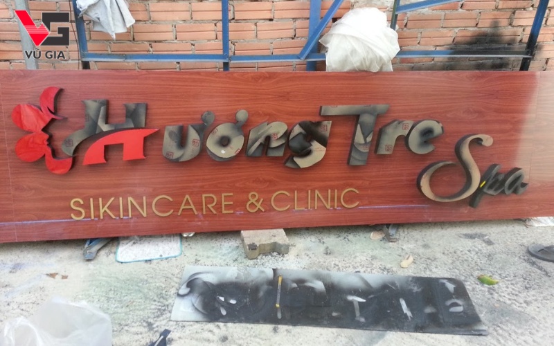 Quy trình làm bảng quảng cáo chất lượng đòi hỏi tay nghề cao của người thợ