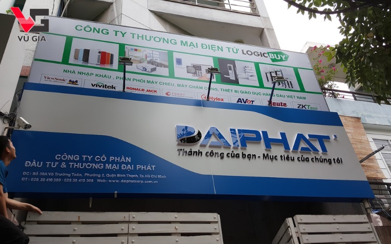 Bảng hiệu chữ nổi mica giúp tên công ty trở nên ấn tượng, thu hút