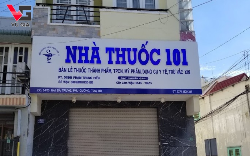 Bảng hiệu Alu chữ nổi Mica có thêm đèn LED giúp cửa hàng trở nên ấn tượng