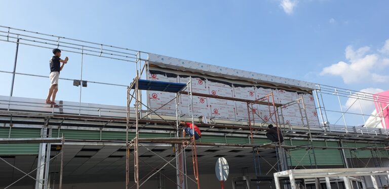 Thợ ốp tấm Alu lên khung mặt dựng cửa hàng HT