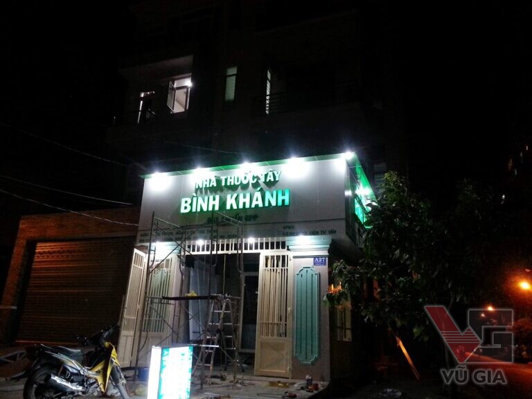 Bảng hiệu Nhà thuốc tây Bình Khánh sáng đèn LED vào ban đêm