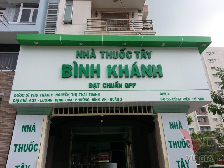 Chữ nổi mica xanh trên nền Alu trắng của Nhà thuốc Bình Khánh