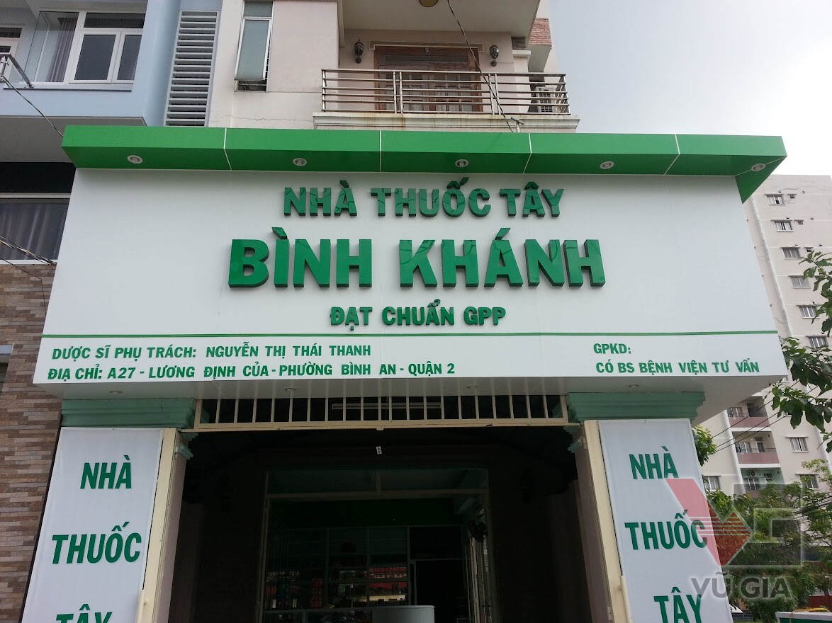 Chữ nổi mica xanh trên nền Alu trắng của Nhà thuốc Bình Khánh